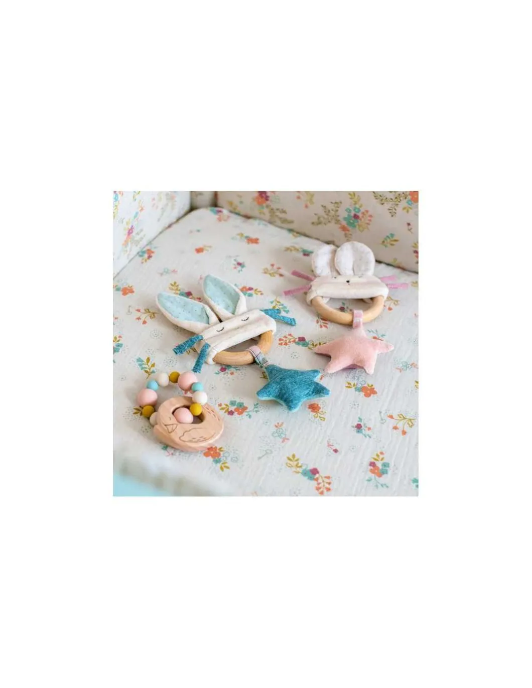 Hochet anneau bois lapin bleu La petite école de danse - Moulin Roty