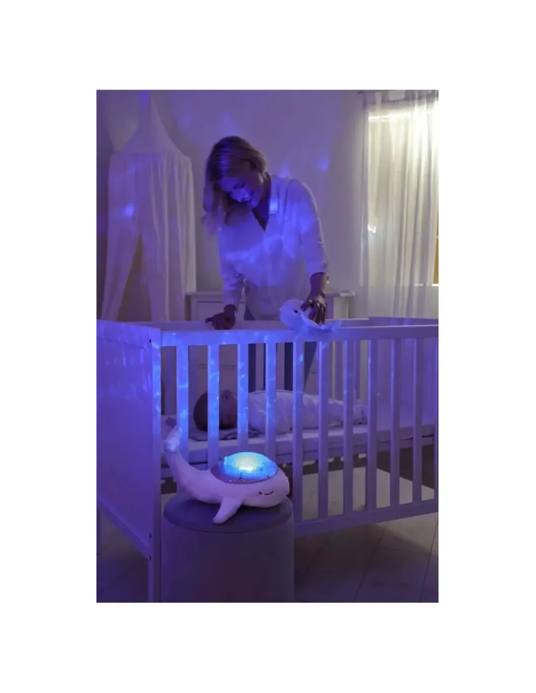 Tranquil whale white family Peluche musicale à projections - Cloud b